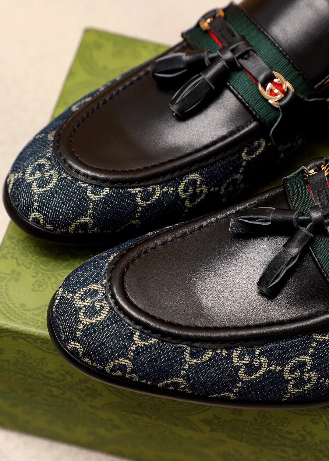 Men's shoes 💰520 💐 Product trademark: GUCCI "Gucci" casual leather shoes Regular size: 39-44 (38.45🉑️customized) Product materials: Selected imported first-layer calfskin upper + luxury hardware buckle, imported water-dyed cowhide leather lining. Strong three-dimensional visual effect, original combination outsole Color: 2⃣️colors available